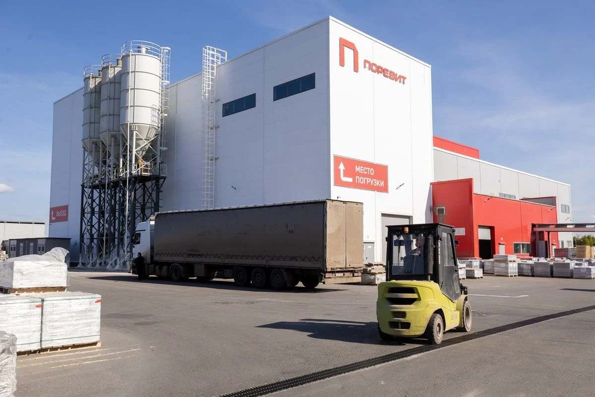 Завод Поревит находится в Арамиле. Точный адрес: город Екатеринбург, улица Авиастроителей, стр. 7, помещ. 14.