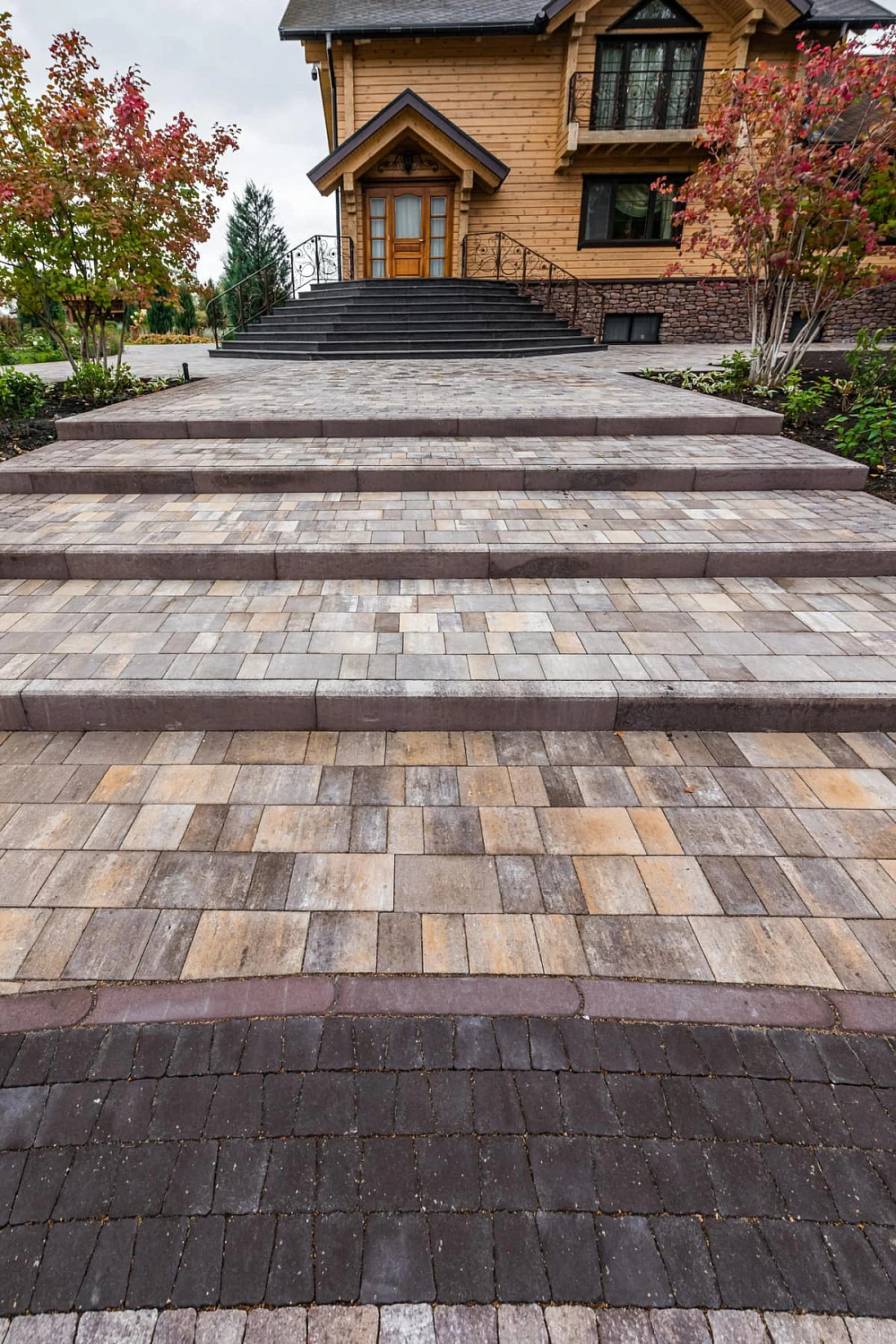 Оформление брусчаткой частного дома в Винзилях