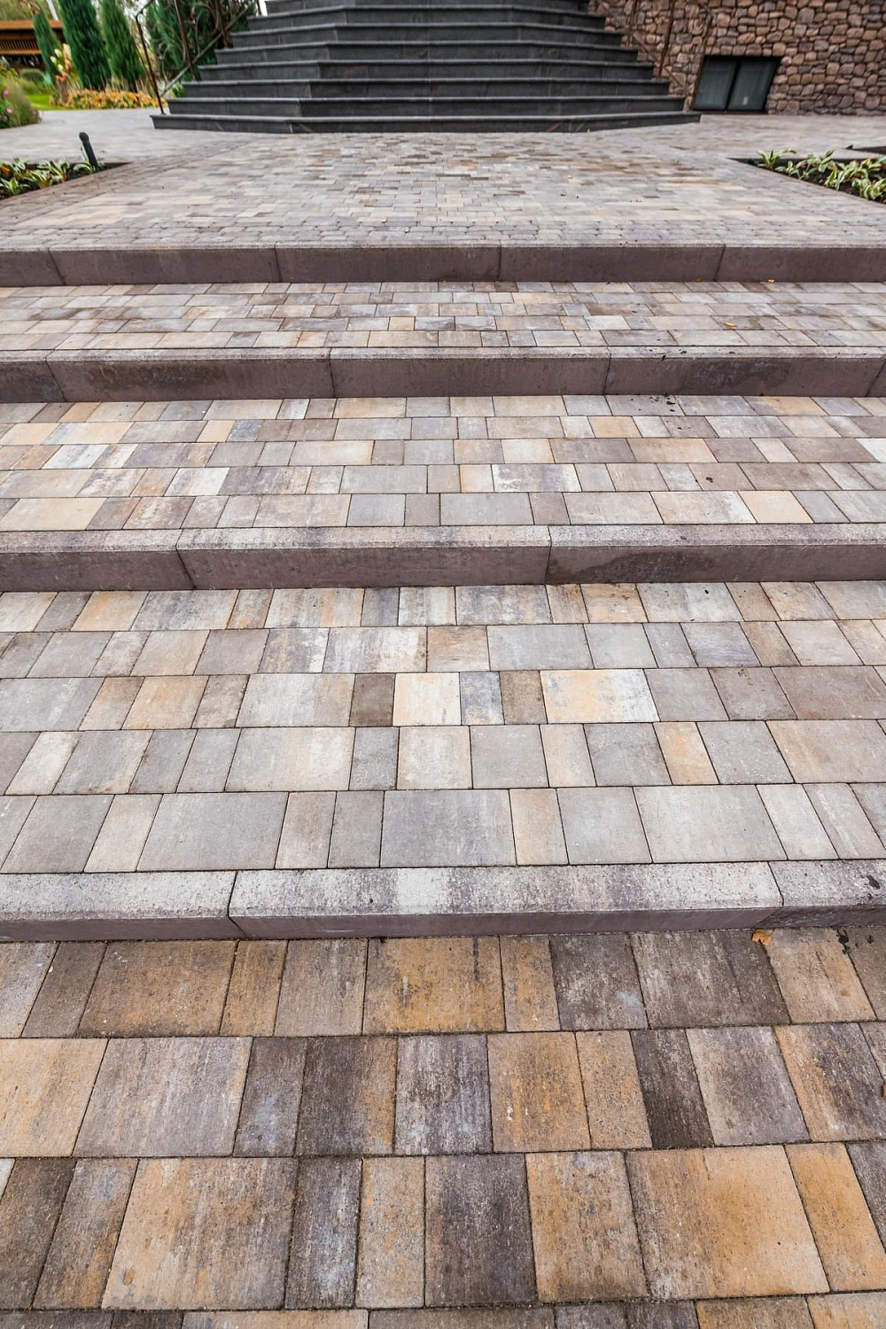 Оформление брусчаткой частного дома в Винзилях