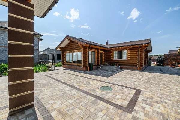 Благоустройство территории дома в Луговом: плитка Старый город, Доломит