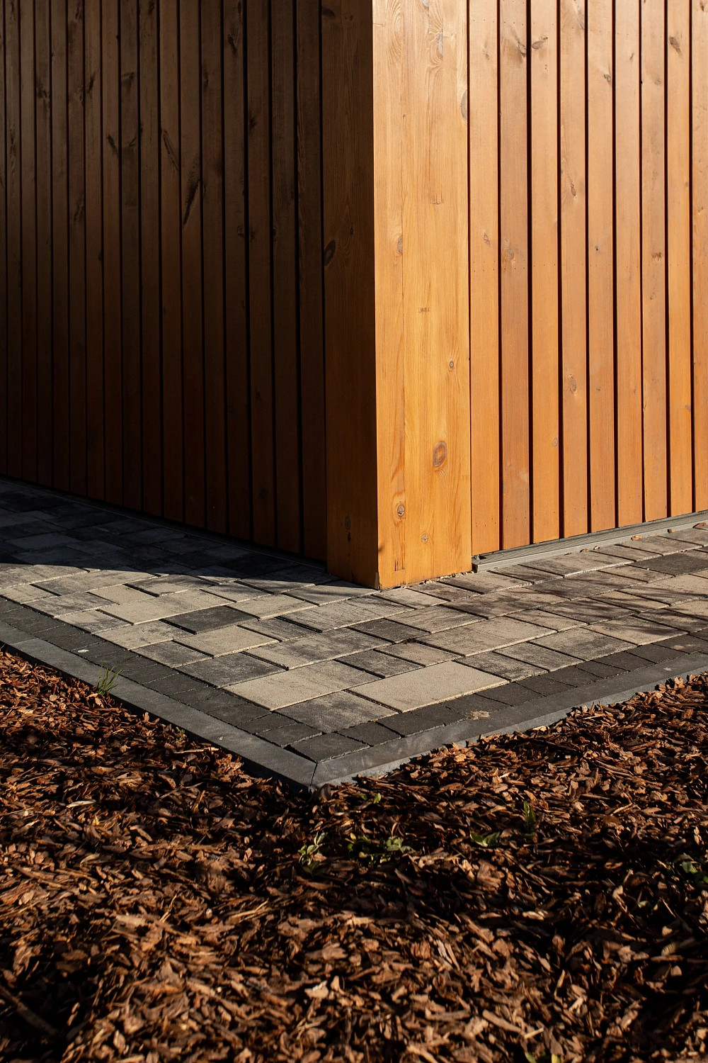 Укладка тротуарной плиты на участке с озером