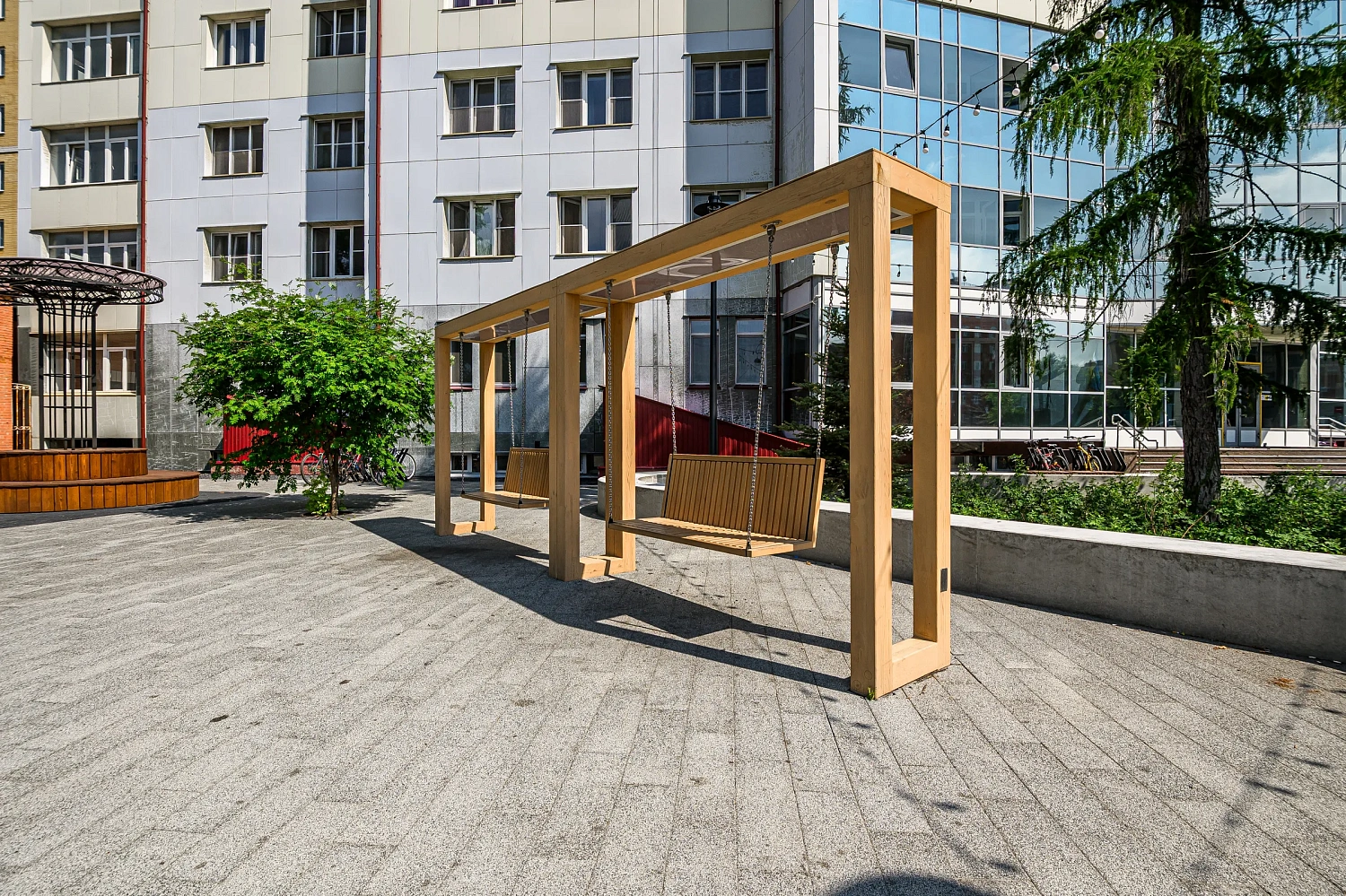 Сквер с историей географов открыли по улице Дзержинского в Тюмени