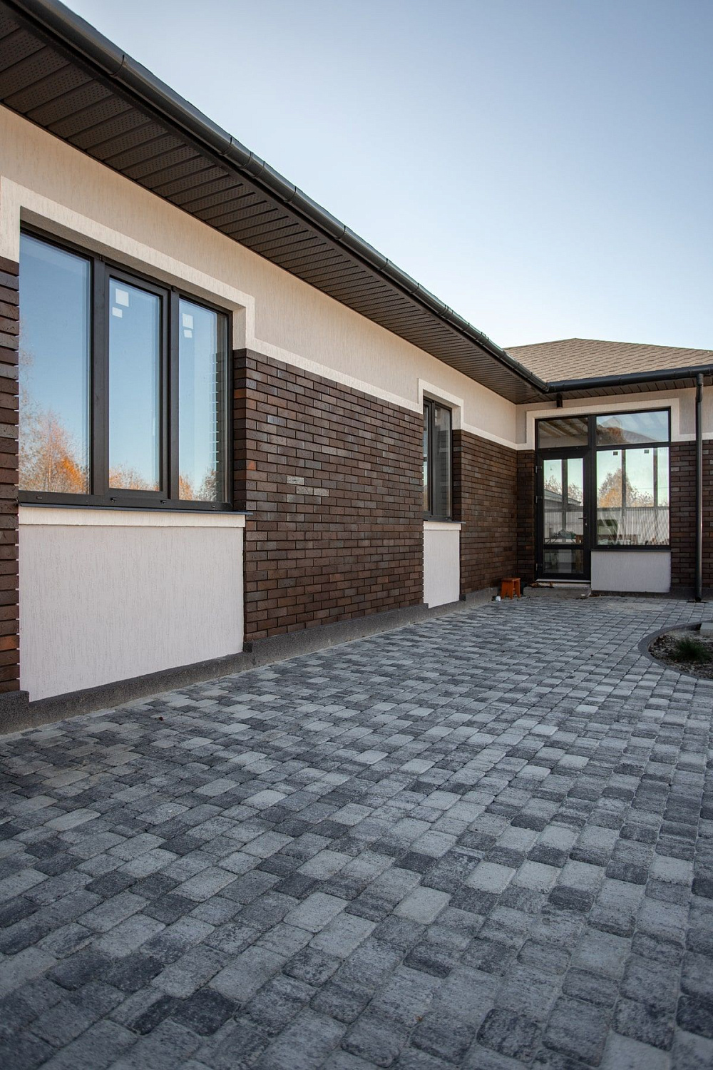 Благоустройство дома: плитка в цвете Антрацит и шаговые дорожки