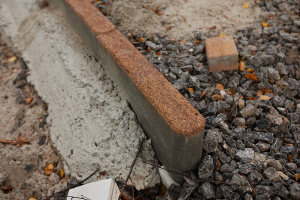 Купить бордюры БРШ.50.20.8 гранит листопад (красн,корич,жел) - Осень от производителя - «Поревит»