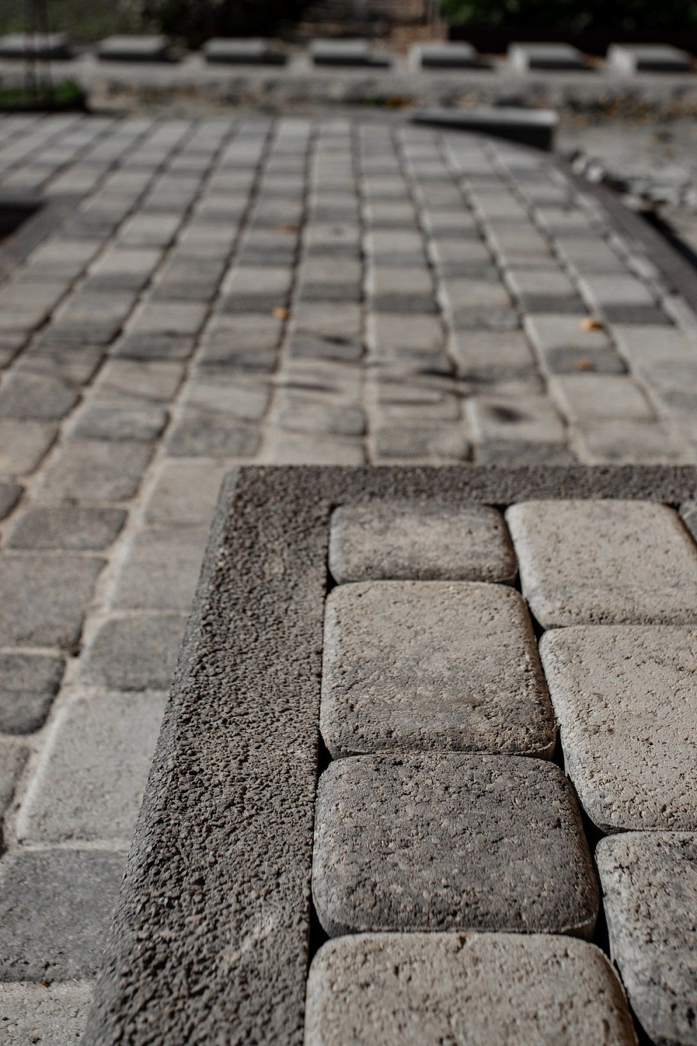 Благоустройство дома: плитка в цвете Антрацит и шаговые дорожки