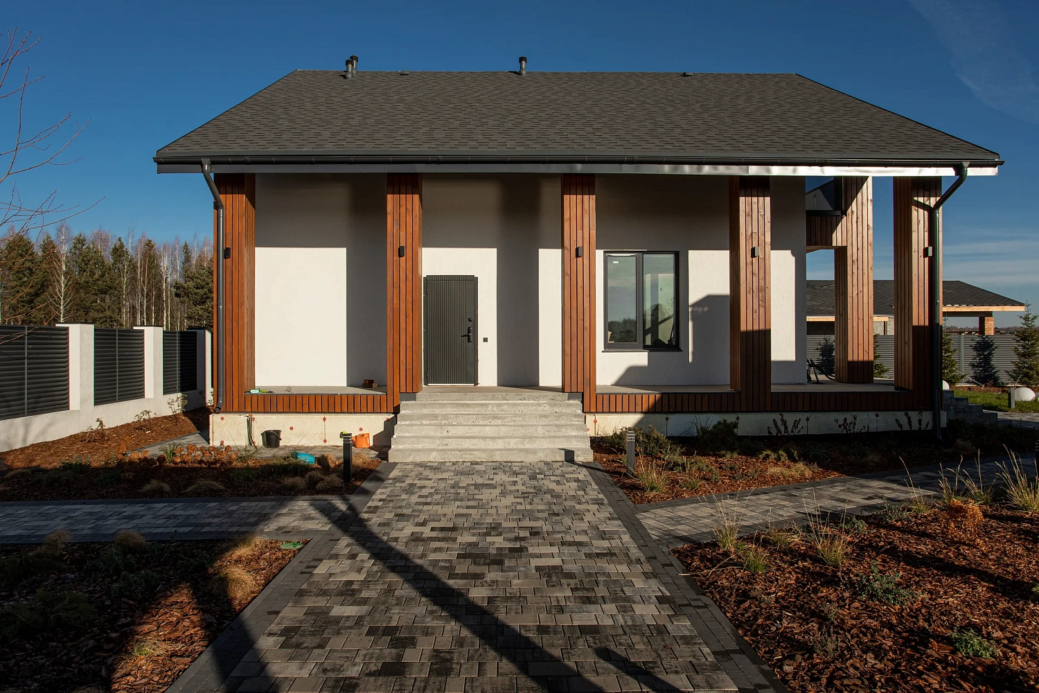 Укладка тротуарной плиты на участке с озером